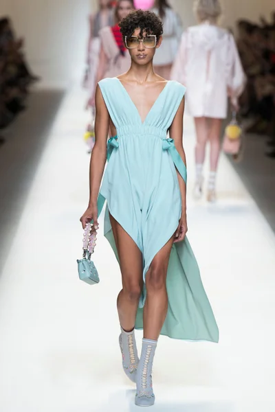 Look 16